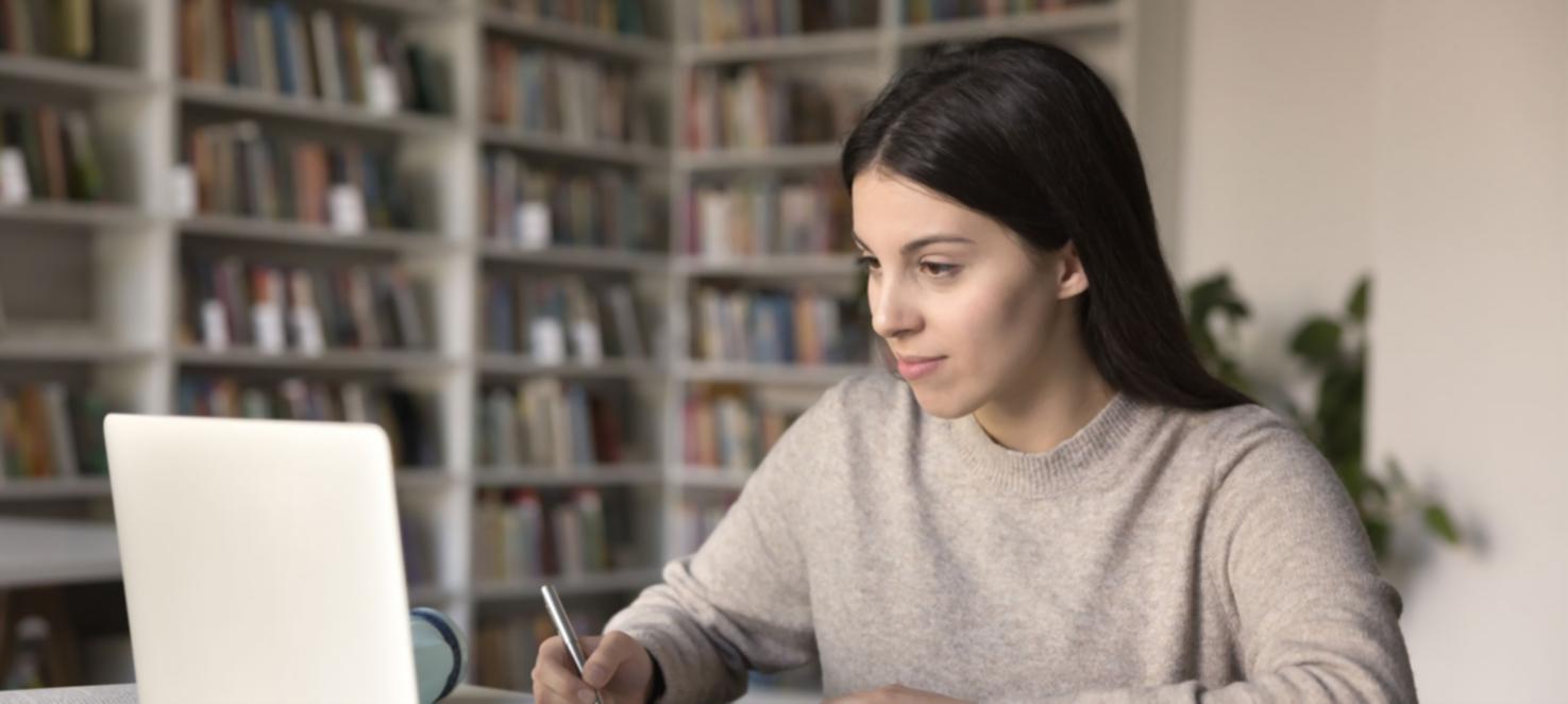 Teilnehmerin während Kursarbeit