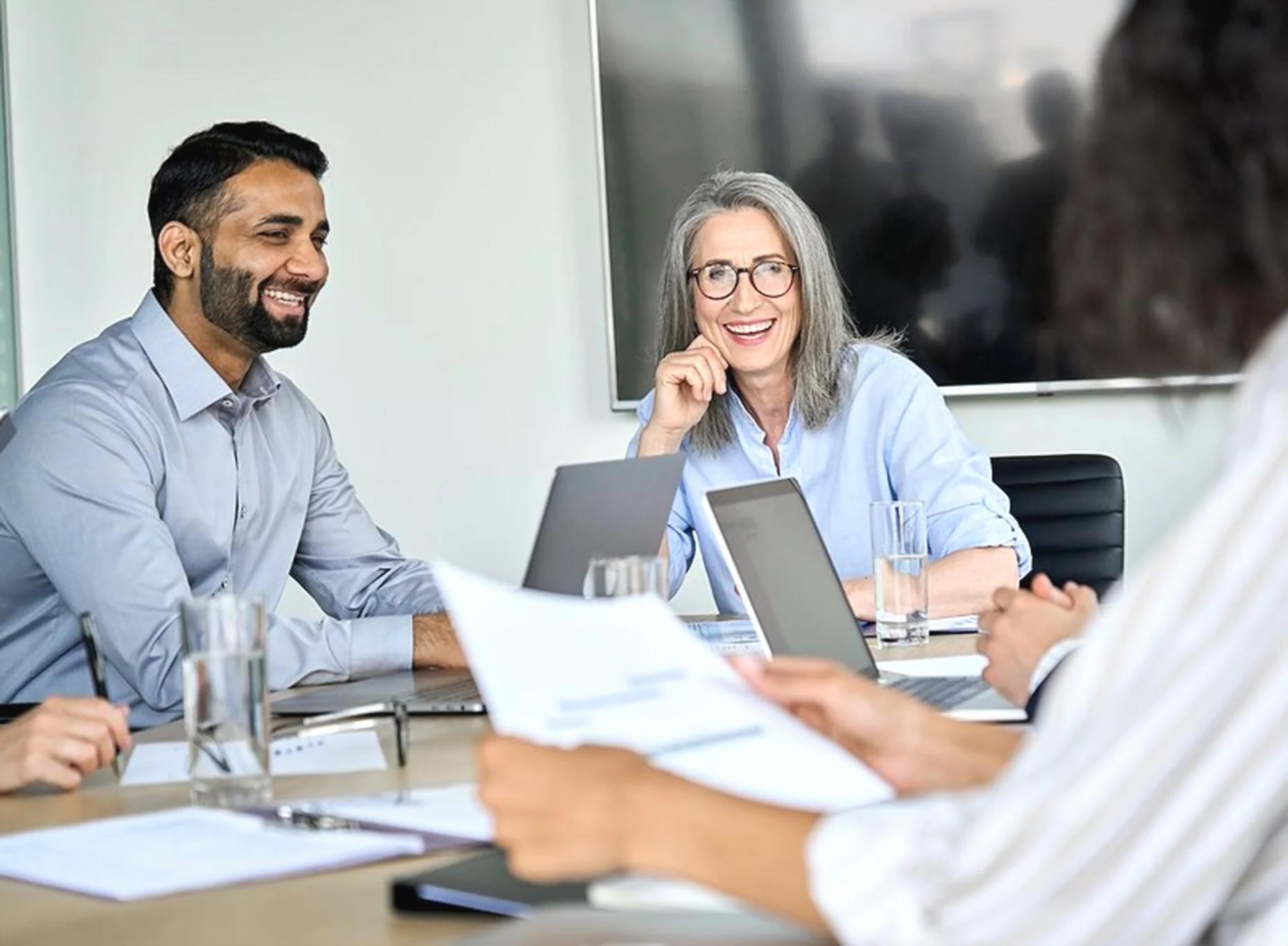 Teilnehmer bei Gruppenarbeit